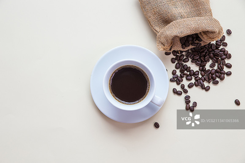 白色背景咖啡豆麻袋咖啡俯视图图片素材