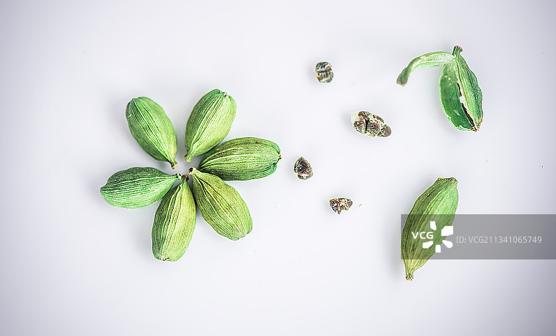 白色背景上的豆蔻俯视图，印度马哈拉施特拉邦孟买图片素材