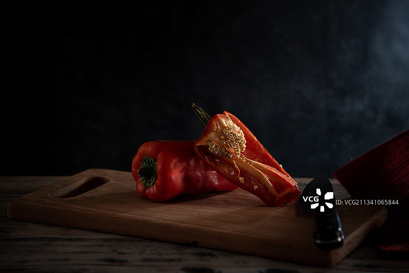 红色辣椒特写：黑色背景，阿根廷布宜诺斯艾利斯图片素材