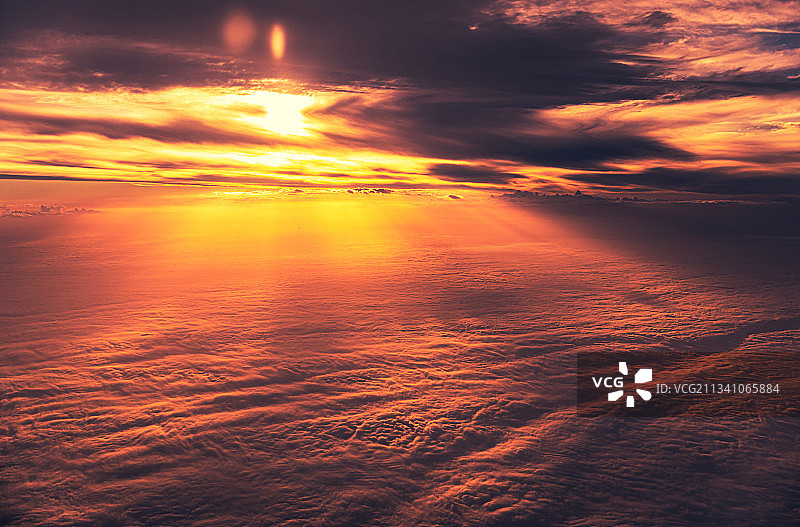 日落时，大海在戏剧性的天空下的风景图片素材