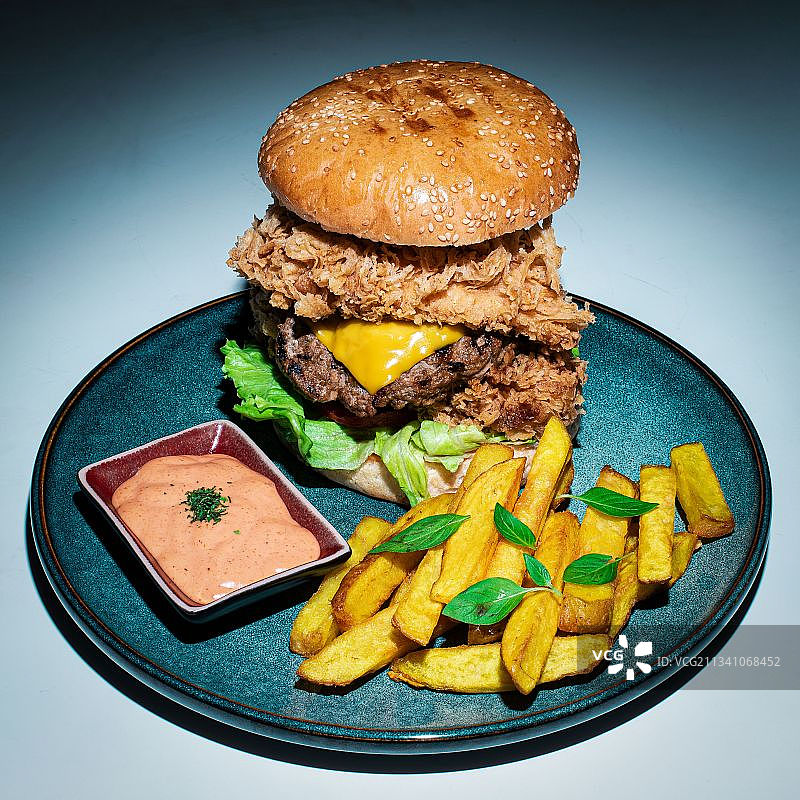 盘中汉堡特写图片素材