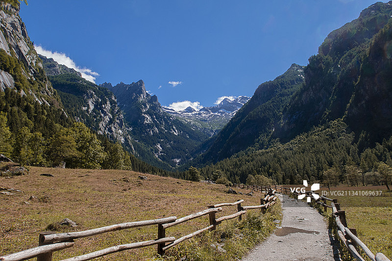 天空映衬下的山景图片素材
