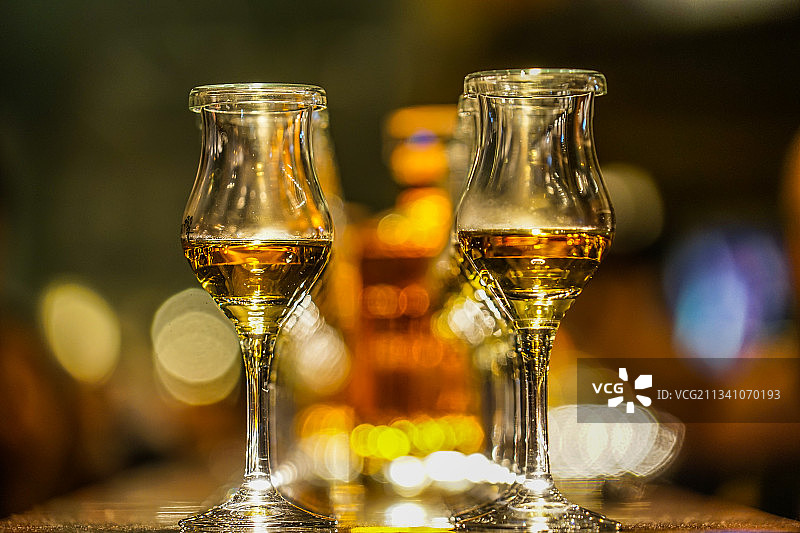 桌上葡萄酒杯特写图片素材