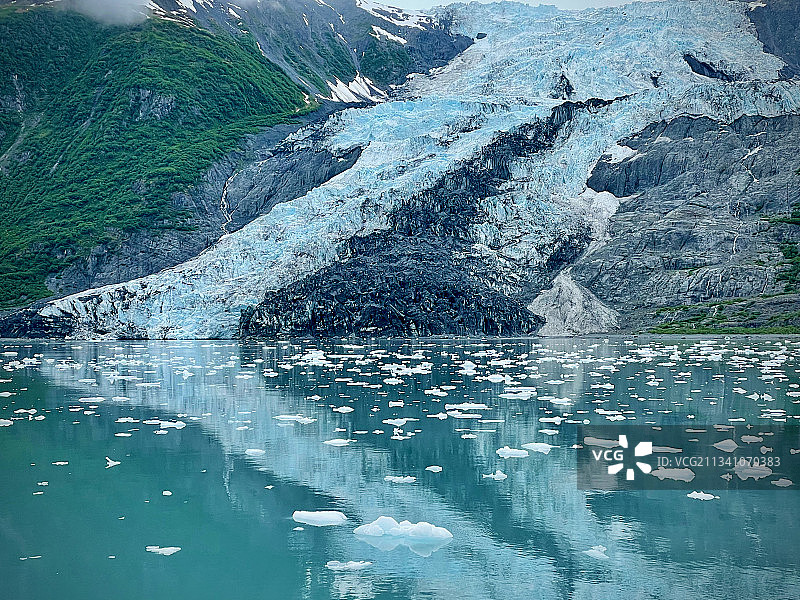 美国阿拉斯加州瓦尔迪兹冰封湖泊美景图片素材