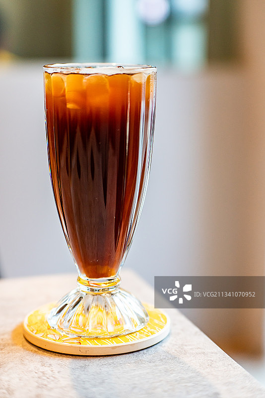 玻璃杯里的饮料在桌子上的特写图片素材