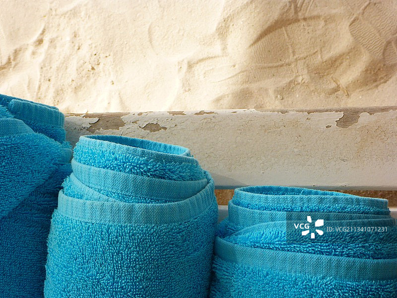 户外晾晒的蓝色毛巾特写图片素材