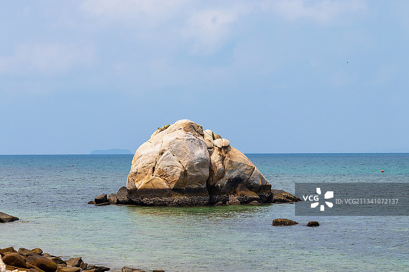 海上岩石与天空的风景图片素材