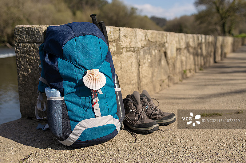 带有西班牙圣地亚哥朝圣之路贝壳标志的背包图片素材