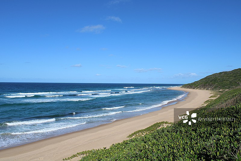 蓝天映衬下的海滩风景图片素材