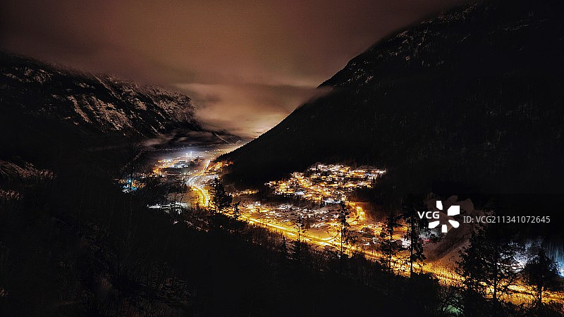 挪威吕坎市夜间城市景观鸟瞰图片素材