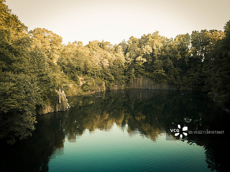 清澈的天空衬托下的湖景图片素材
