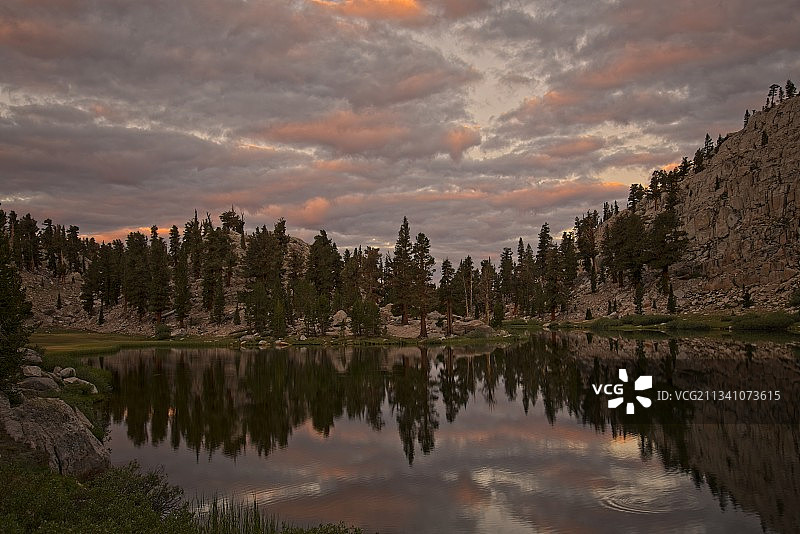 美国因约国家森林公园日落湖畔树木风光图片素材