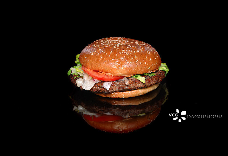 黑色背景上的汉堡特写图片素材