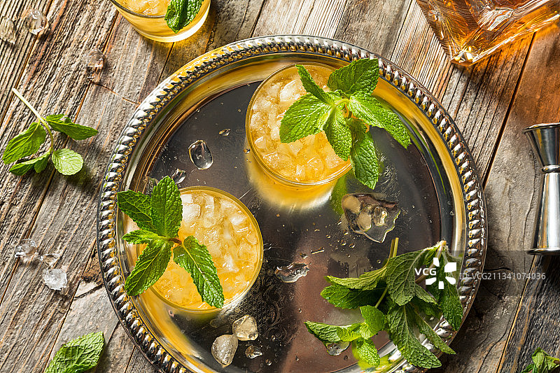 桌子上饮品的俯视图图片素材