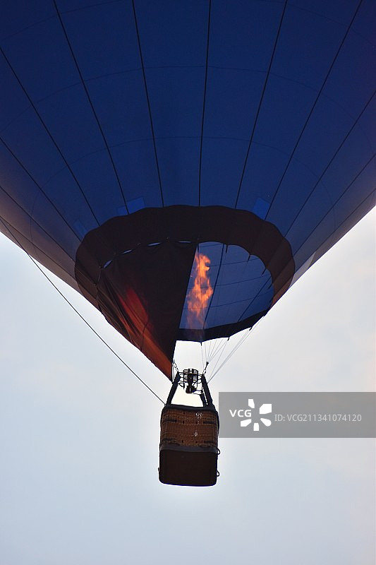 低角度拍摄热气球飞行图片素材
