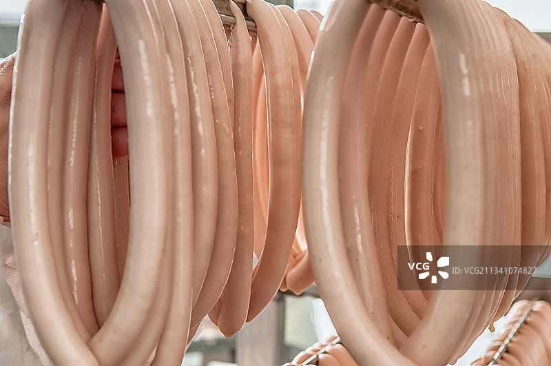 仓库中悬挂的香肠特写图片素材