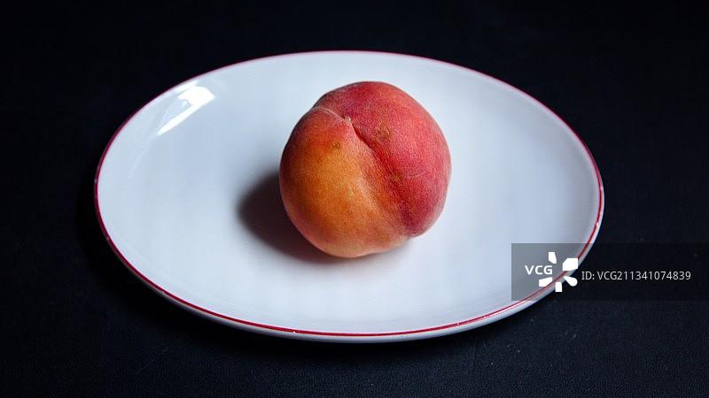 桌上盘子里的苹果俯视图图片素材