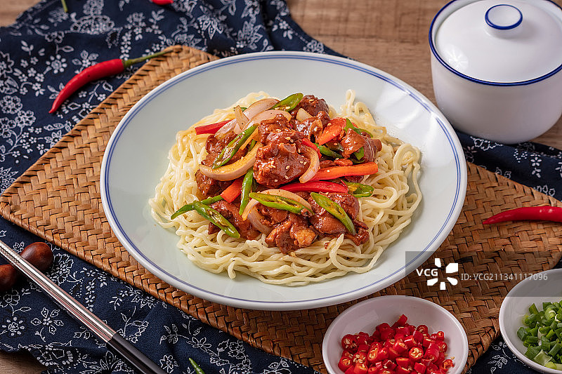 辣子鸡块面图片素材