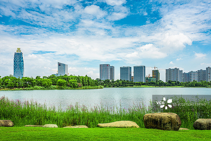 嘉兴桐乡凤凰湖蓝天白云城市天际线图片素材