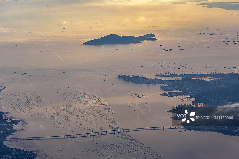 高空航拍深圳湾跨海大桥和内伶仃岛图片素材