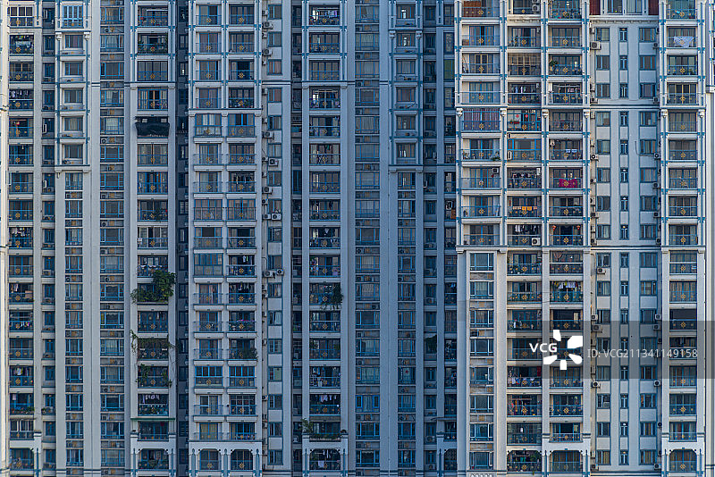 密集的住宅楼外窗图片素材