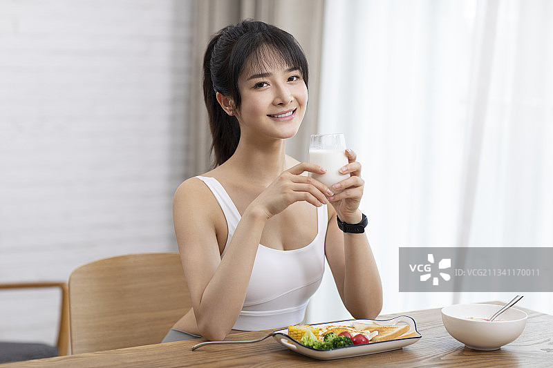 年轻女子吃营养早餐图片素材