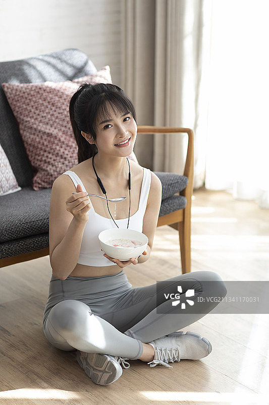 年轻女子吃营养早餐图片素材