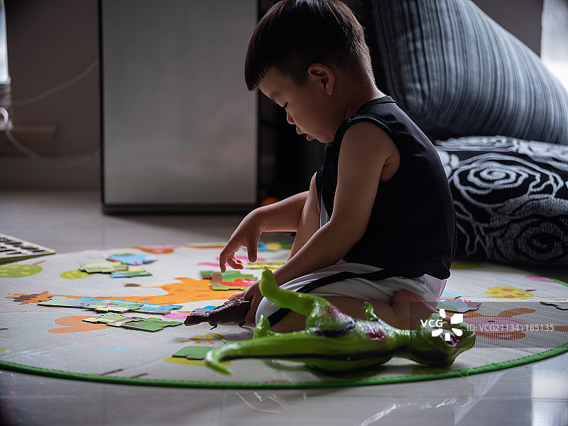一个儿童在家自己玩耍图片素材