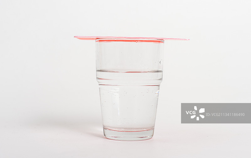 被盖住的水杯图片素材