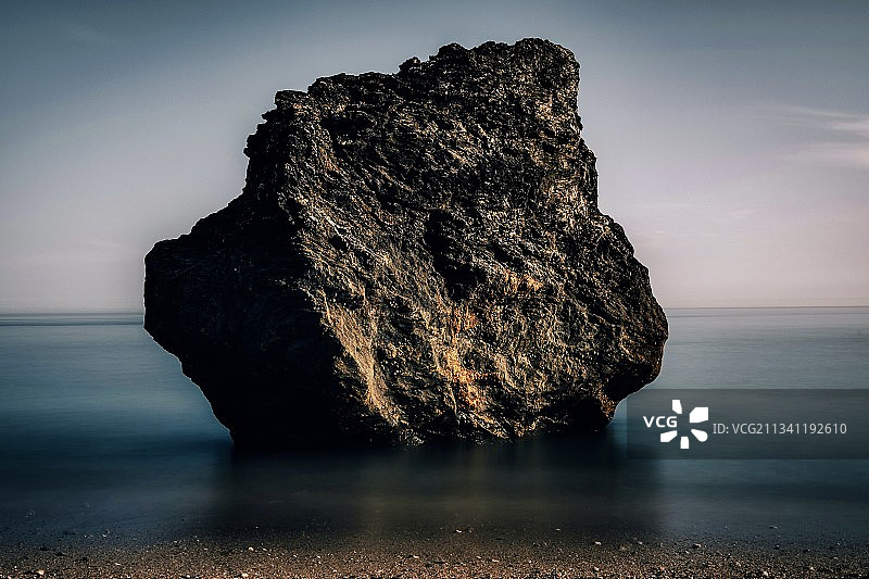 英国金斯布里奇海中岩层的壮丽景色图片素材