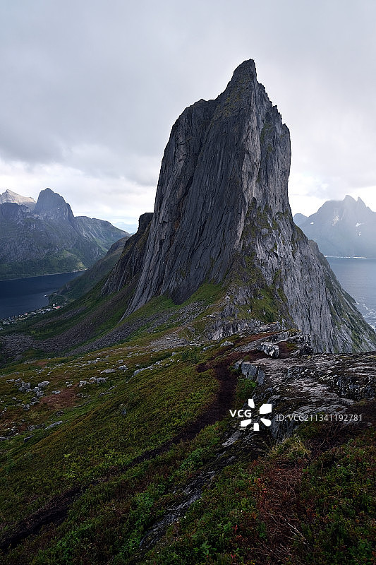 挪威塞尼亚岛岩石山脉风光图片素材