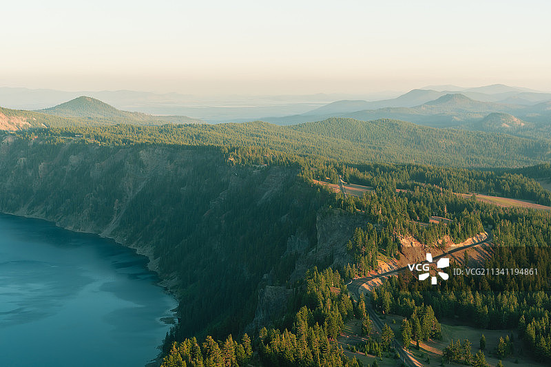 火山口湖国家公园山间河流高角度景观，俄勒冈州，美国图片素材