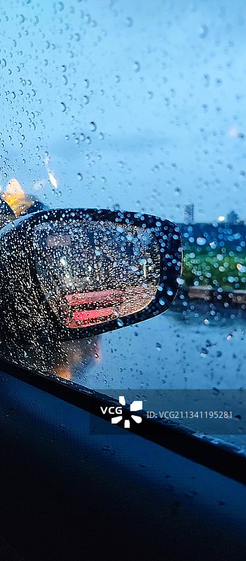 汽车湿挡风玻璃特写图片素材
