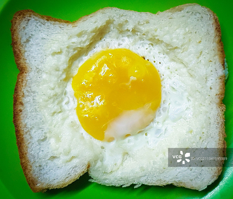 尼泊尔加德满都绿色背景下的煎蛋特写图片素材
