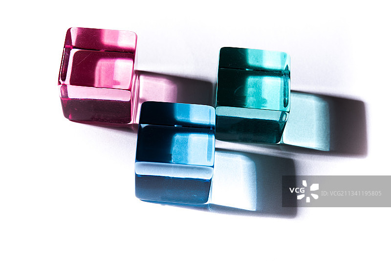 白色背景上的指甲油特写图片素材