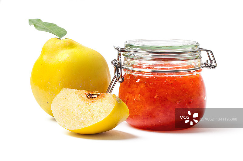 白色背景下罐子里的水果特写图片素材