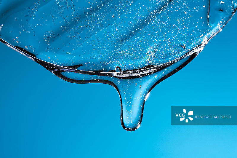 水花飞溅在蓝色背景上的特写图片素材