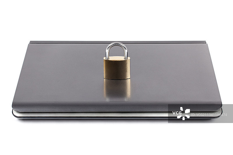 白色背景下的挂锁特写图片素材