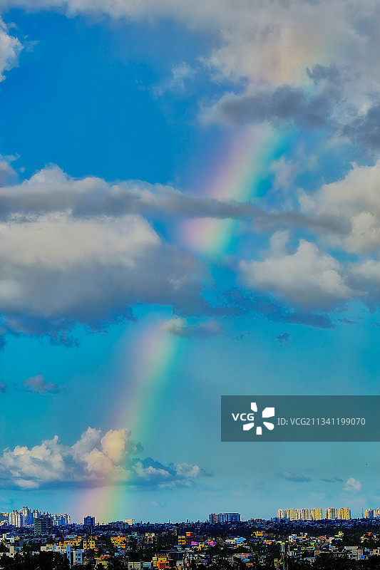 印度西孟加拉邦加尔各答城市建筑上空的彩虹鸟瞰图片素材