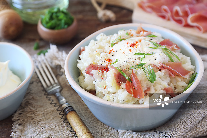 高角度的食物在碗上的桌子图片素材