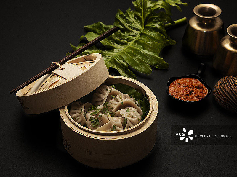 餐桌上食物的高角度视角图片素材