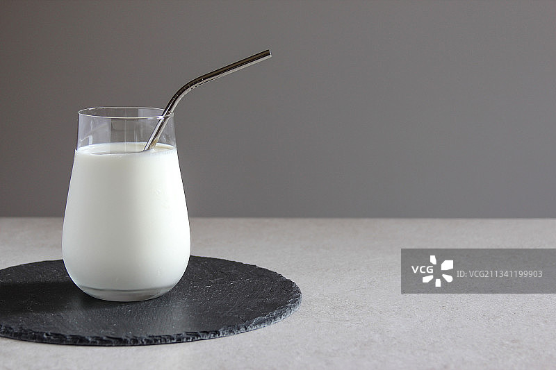 灰色背景下的桌面牛奶特写图片素材