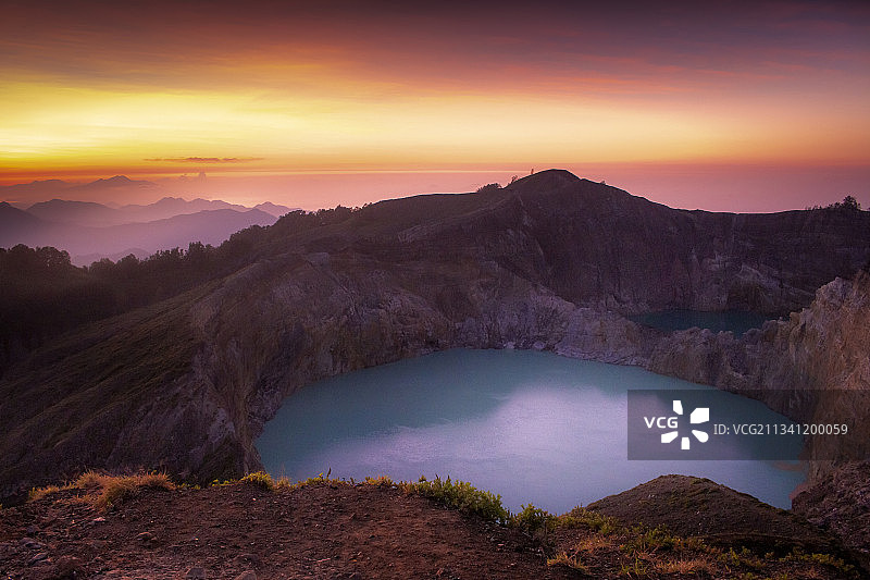 印度尼西亚克里穆图火山日落时分的湖光山色图片素材