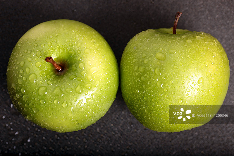 印度尼西亚西爪哇省桌子上湿润的奶奶史密斯苹果特写图片素材