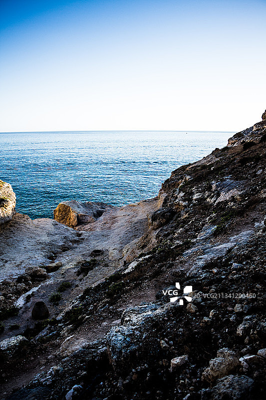 葡萄牙法鲁的晴朗天空下的海景图片素材
