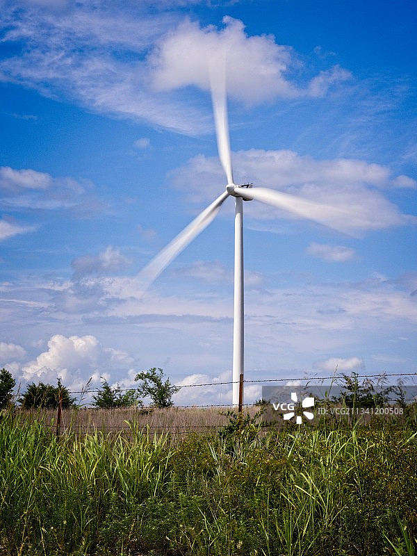 仰视田野上的风车图片素材