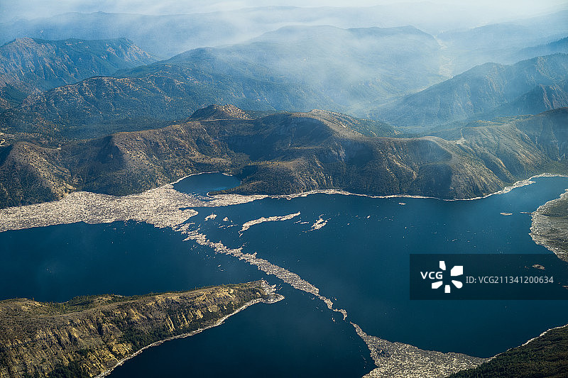 美国华盛顿州圣海伦斯山湖泊鸟瞰图片素材