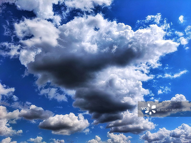 俄罗斯天空云朵的仰视视角图片素材