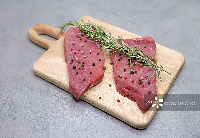 俯视桌子上砧板上的肉图片素材