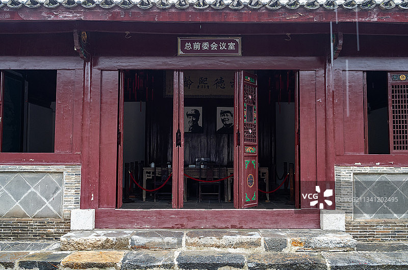 安徽合肥市肥东县瑶岗渡江战役总前委旧址，会议室外景图片素材
